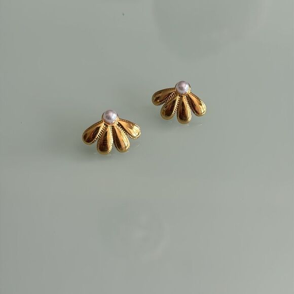 Elegant Gold Flower Earrings A1401 - Picture 3 of 4